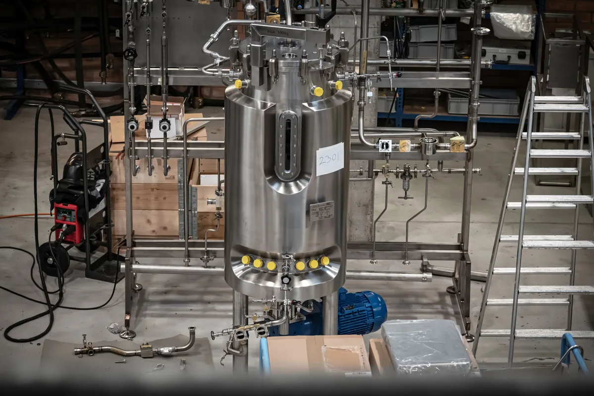 Die Hightech-Apparate geniessen weltweit einen ausgezeichneten Ruf.  Blick in die Montagehalle der Bioengineering AG in Wald. Ein chromglänzender Bioreaktor und viele Leitungen sind zu sehen.